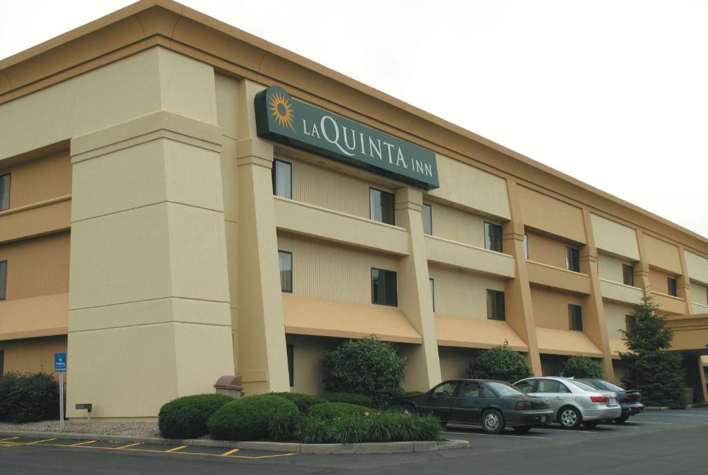 La Quinta Inn by Wyndham Indianapolis Airport Executive Dr Main image 1